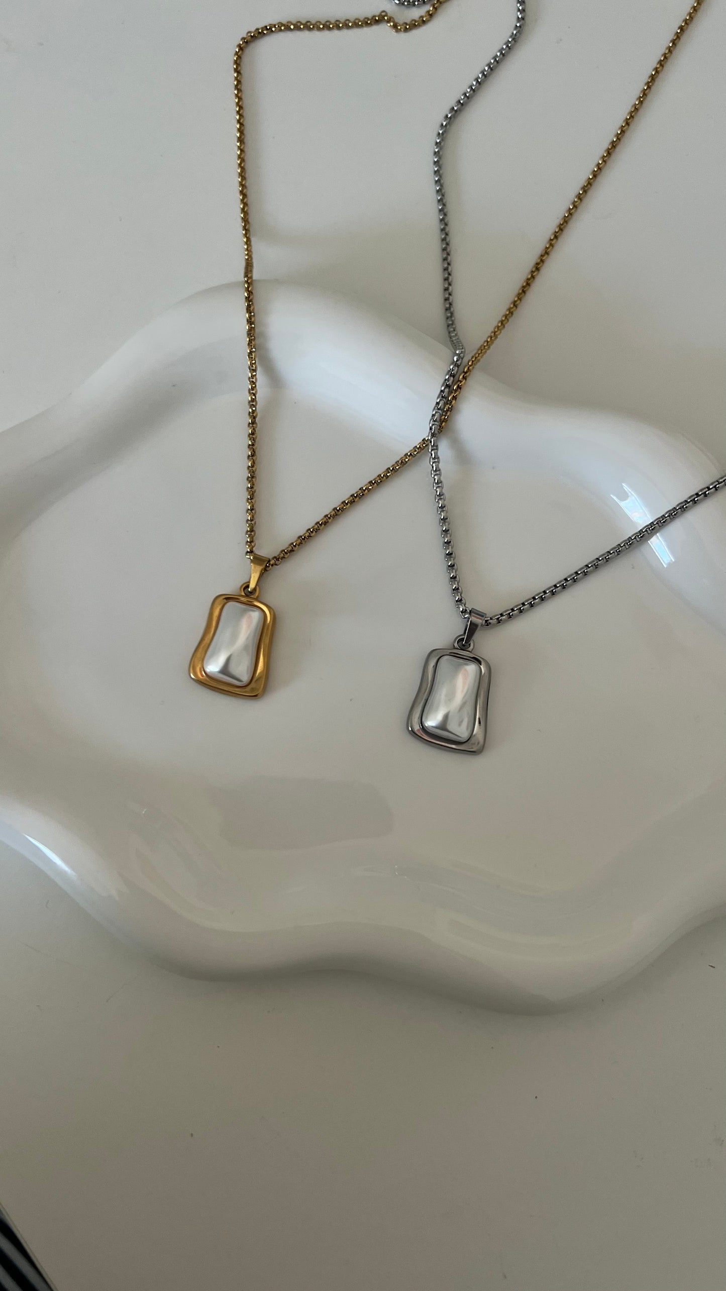 Irregular Pearl Pendant Necklace