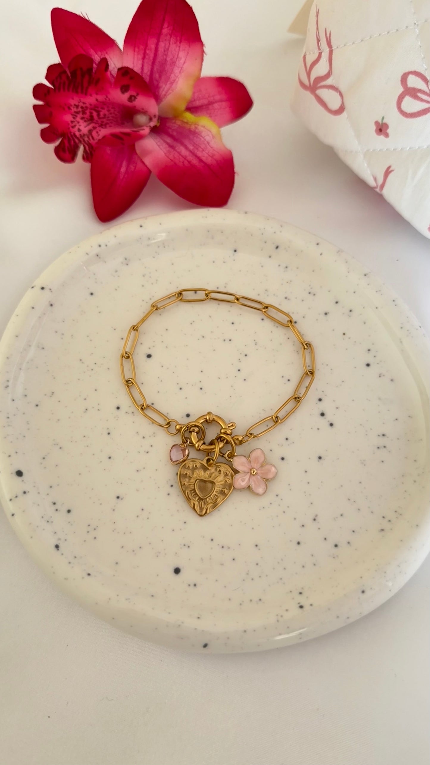 Short n’ Sweet Gold Sailor’s Clasp Charm Bracelet